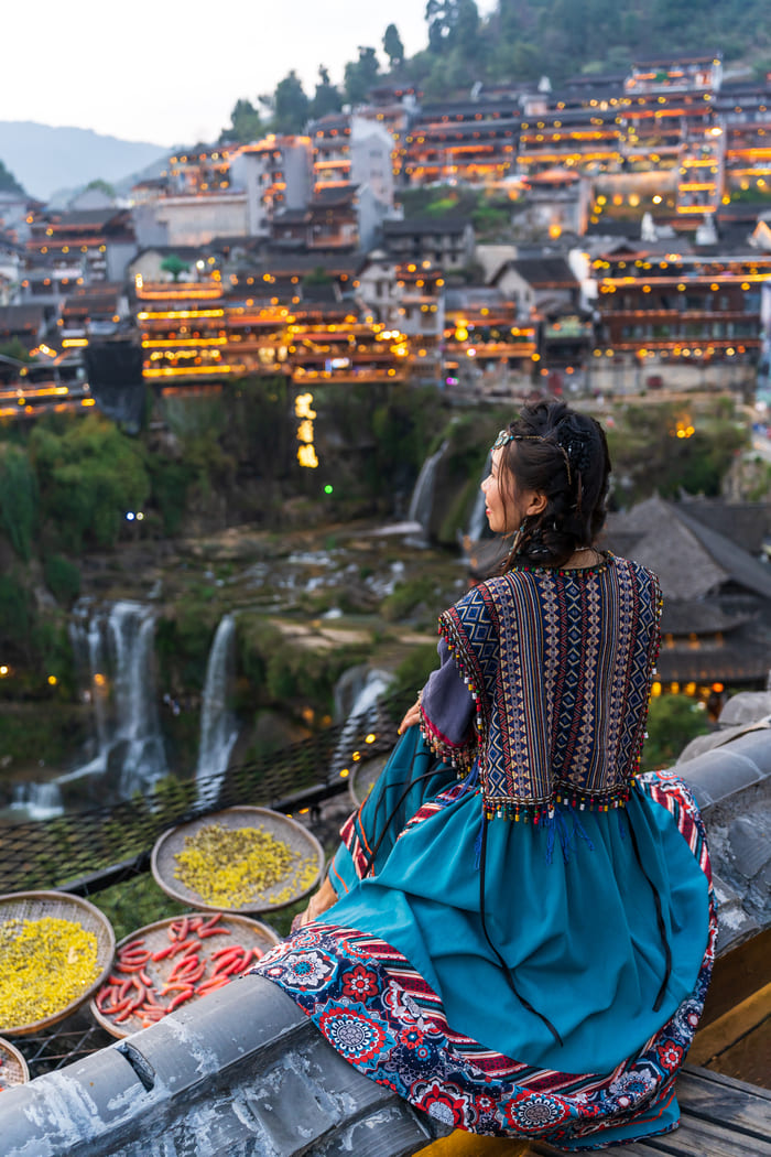 mujer observando las maravillas de china en lijiang